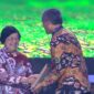 Pj Wali Kota Pariaman, Roberia menerima penghargaan dari Menteri LHK RI, Siti Nurbaya di JCC Hall B, Jakarta Pusat, Provinsi DKI Jakarta, Jumat (9/8/2024) sore. (Foto: Diskominfo Kota Pariaman)