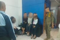 Satpol PP Padang mengamankan tujuh orang yang nongkrong hingga larut malam di kawasan Batu Grib, Pantai Padang. (Foto: Humas Satpol PP Padang)