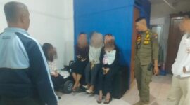Satpol PP Padang mengamankan tujuh orang yang nongkrong hingga larut malam di kawasan Batu Grib, Pantai Padang. (Foto: Humas Satpol PP Padang)