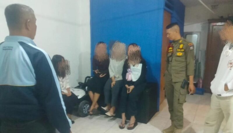 Satpol PP Padang mengamankan tujuh orang yang nongkrong hingga larut malam di kawasan Batu Grib, Pantai Padang. (Foto: Humas Satpol PP Padang)