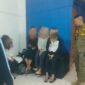 Satpol PP Padang mengamankan tujuh orang yang nongkrong hingga larut malam di kawasan Batu Grib, Pantai Padang. (Foto: Humas Satpol PP Padang)