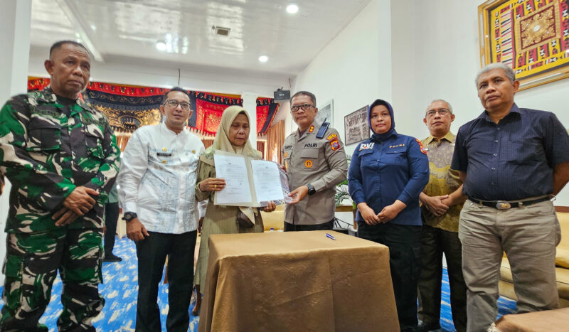 Penyerahan potongan tubuh korban banjir bandang dan galodo di Kabupaten Tanah Datar kepada pihak keluarga korban. (Foto: Prokopim Tanah Datar)