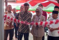 Asisten III Administrasi Umum Setdako Padang, Corri Saidan meresmikan renovasi Kantor Lurah Indarung, Jumat (9/8/2024). (Foto: Diskominfo Padang)