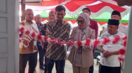 Asisten III Administrasi Umum Setdako Padang, Corri Saidan meresmikan renovasi Kantor Lurah Indarung, Jumat (9/8/2024). (Foto: Diskominfo Padang)