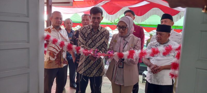 Asisten III Administrasi Umum Setdako Padang, Corri Saidan meresmikan renovasi Kantor Lurah Indarung, Jumat (9/8/2024). (Foto: Diskominfo Padang)