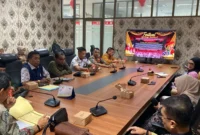 Asisten I Setdako Padang Edi Hasymi memimpin rapat persiapan kegiatan Festival Adat Budaya Nusantara (FABN) III Sumbar di Balaikota Padang. (Foto: Diskominfo Padang)