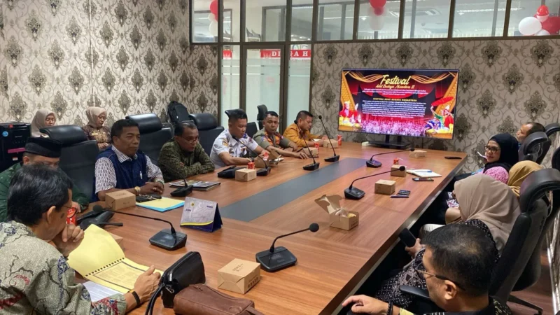 Asisten I Setdako Padang Edi Hasymi memimpin rapat persiapan kegiatan Festival Adat Budaya Nusantara (FABN) III Sumbar di Balaikota Padang. (Foto: Diskominfo Padang)