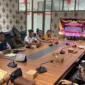 Asisten I Setdako Padang Edi Hasymi memimpin rapat persiapan kegiatan Festival Adat Budaya Nusantara (FABN) III Sumbar di Balaikota Padang. (Foto: Diskominfo Padang)