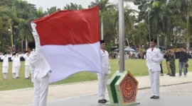 Upacara penurunan bendera merah putih di Lapangan Imam Bonjol Padang, Sabtu (17/8/2024). (Foto: Diskominfo Padang) 