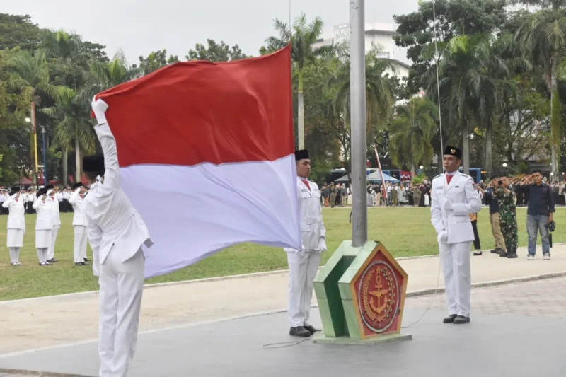 Upacara penurunan bendera merah putih di Lapangan Imam Bonjol Padang, Sabtu (17/8/2024). (Foto: Diskominfo Padang) 