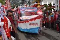 Suasana pawai alegori pembangunan di Kota Pariaman. (Foto: Diskominfo Pariaman)
