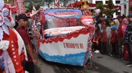 Suasana pawai alegori pembangunan di Kota Pariaman. (Foto: Diskominfo Pariaman)