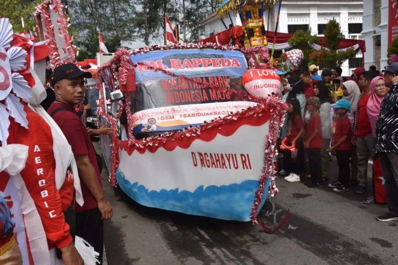 Suasana pawai alegori pembangunan di Kota Pariaman. (Foto: Diskominfo Pariaman)