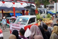Masyarakat menyaksikan pawai alegoris. (Foto: Prokopim Tanah Datar)