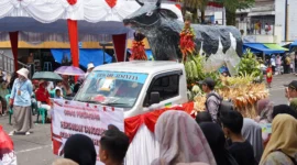 Masyarakat menyaksikan pawai alegoris. (Foto: Prokopim Tanah Datar)