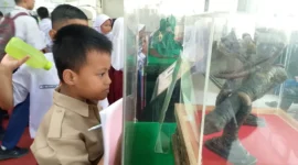 Para pengunjung menyaksikan benda artefak di Gedung Bagindo Aziz Chan Balaikota Padang, Rabu (7/8/2024). 