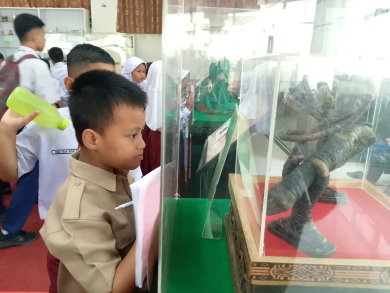 Para pengunjung menyaksikan benda artefak di Gedung Bagindo Aziz Chan Balaikota Padang, Rabu (7/8/2024). 