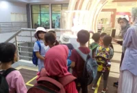 Para pengunjung menyaksikan pameran hologram 3D di lantai II Gedung Youth Center.