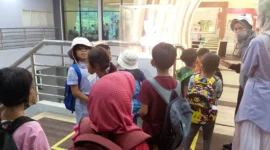 Para pengunjung menyaksikan pameran hologram 3D di lantai II Gedung Youth Center.