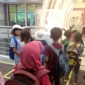 Para pengunjung menyaksikan pameran hologram 3D di lantai II Gedung Youth Center.