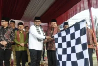 Pj Sekdako Padang Yosefriawan melepas peserta pawai MTQ Nasional ke-41 Kota Padang. (Foto: Prokopim Padang)