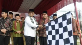 Pj Sekdako Padang Yosefriawan melepas peserta pawai MTQ Nasional ke-41 Kota Padang. (Foto: Prokopim Padang)