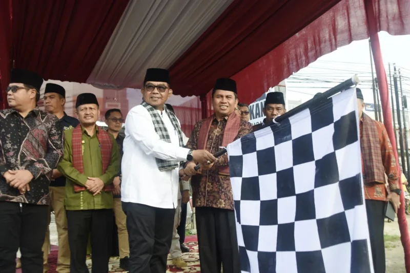 Pj Sekdako Padang Yosefriawan melepas peserta pawai MTQ Nasional ke-41 Kota Padang. (Foto: Prokopim Padang)