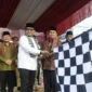 Pj Sekdako Padang Yosefriawan melepas peserta pawai MTQ Nasional ke-41 Kota Padang. (Foto: Prokopim Padang)