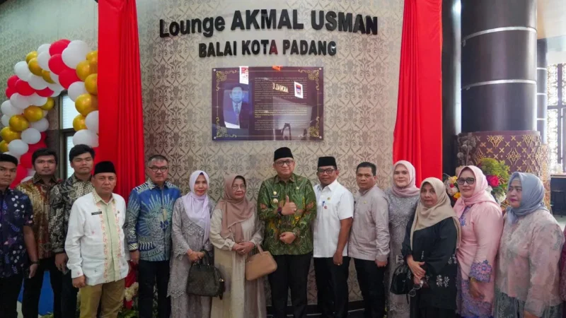 Pj Wali Kota Padang Andree Algamar meresmikan Lounge Akmal Usman di Balai Kota Padang, Jumat (2/8/2024). (Foto: Prokopim Padang)