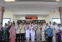 Penjabat (Pj) Wali Kota Padang Andree Algamar menyambut kepulangan dua anggota Paskibraka Nasional asal Sumbar, di Ruang VIP BIM. (Foto: Prokopim Padang)