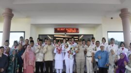 Penjabat (Pj) Wali Kota Padang Andree Algamar menyambut kepulangan dua anggota Paskibraka Nasional asal Sumbar, di Ruang VIP BIM. (Foto: Prokopim Padang)