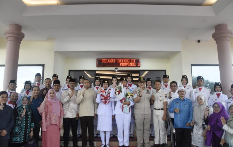 Penjabat (Pj) Wali Kota Padang Andree Algamar menyambut kepulangan dua anggota Paskibraka Nasional asal Sumbar, di Ruang VIP BIM. (Foto: Prokopim Padang)