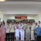 Penjabat (Pj) Wali Kota Padang Andree Algamar menyambut kepulangan dua anggota Paskibraka Nasional asal Sumbar, di Ruang VIP BIM. (Foto: Prokopim Padang)