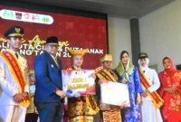 Pj Wali Kota Padang Andree Algamar didampingi Ketua TP PKK Padang Ny. Vanny Andree Algamar bersama Wali Kota dan Wakil Wali Kota Cilik 2024. (Foto: Prokopim Padang)