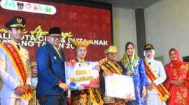 Pj Wali Kota Padang Andree Algamar didampingi Ketua TP PKK Padang Ny. Vanny Andree Algamar bersama Wali Kota dan Wakil Wali Kota Cilik 2024. (Foto: Prokopim Padang)