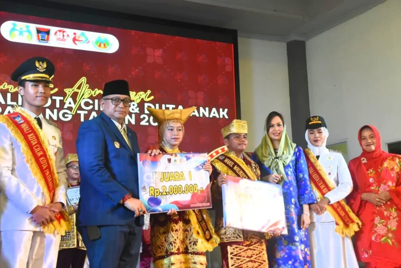 Pj Wali Kota Padang Andree Algamar didampingi Ketua TP PKK Padang Ny. Vanny Andree Algamar bersama Wali Kota dan Wakil Wali Kota Cilik 2024. (Foto: Prokopim Padang)