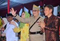 Pj Wali Kota Padang Andree Algamar menyapa peserta pawai telong-telong di panggung utama depan Balai Kota lama. (Foto: Prokopim Padang)