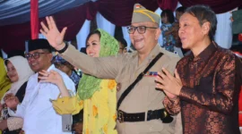 Pj Wali Kota Padang Andree Algamar menyapa peserta pawai telong-telong di panggung utama depan Balai Kota lama. (Foto: Prokopim Padang)