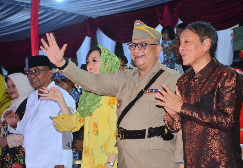 Pj Wali Kota Padang Andree Algamar menyapa peserta pawai telong-telong di panggung utama depan Balai Kota lama. (Foto: Prokopim Padang)
