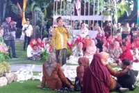 Ustad Maulana menyampaikan tausiah pada malam pembukaan MTQN ke-41 Tingkat Kota Padang di halaman Kantor DPRD Padang, Kamis (8/8/2024).