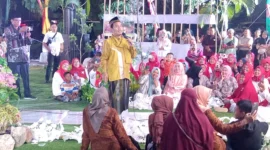 Ustad Maulana menyampaikan tausiah pada malam pembukaan MTQN ke-41 Tingkat Kota Padang di halaman Kantor DPRD Padang, Kamis (8/8/2024).