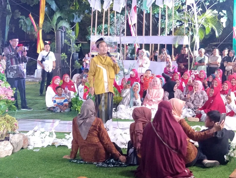 Ustad Maulana menyampaikan tausiah pada malam pembukaan MTQN ke-41 Tingkat Kota Padang di halaman Kantor DPRD Padang, Kamis (8/8/2024).