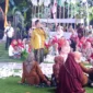 Ustad Maulana menyampaikan tausiah pada malam pembukaan MTQN ke-41 Tingkat Kota Padang di halaman Kantor DPRD Padang, Kamis (8/8/2024).