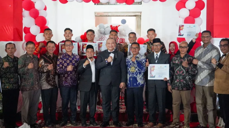 Pj Wali Kota Padang Andree Algamar bersama unsur Forkopimda dan pimpinan DPRD pada malam resepsi HUT Kemerdekaan. (Foto: Prokopim Padang)