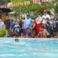 Pj Wali Kota Padang Andree Algamar bersama Ketua TP PKK Padang Ny. Vanny Andree Algamar menyaksikan lomba renang di kolam renang Kawana Hotel, Minggu (25/8/2024). (Foto: Prokopim Padang)