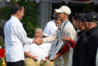 Presiden Joko Widodo (Jokowi) memberikan bonus dlkepada para atlet peraih medali dan atlet partisipan pada Olimpiade Paris 2024 di yalaman tengah Istana Kepresidenan Jakarta, Kamis (15/8/2024). (Foto: Humas Setkab/Rahmat)