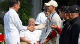 Presiden Joko Widodo (Jokowi) memberikan bonus dlkepada para atlet peraih medali dan atlet partisipan pada Olimpiade Paris 2024 di yalaman tengah Istana Kepresidenan Jakarta, Kamis (15/8/2024). (Foto: Humas Setkab/Rahmat)