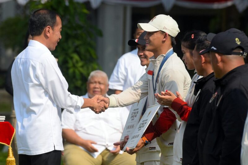 Presiden Joko Widodo (Jokowi) memberikan bonus dlkepada para atlet peraih medali dan atlet partisipan pada Olimpiade Paris 2024 di yalaman tengah Istana Kepresidenan Jakarta, Kamis (15/8/2024). (Foto: Humas Setkab/Rahmat)