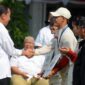 Presiden Joko Widodo (Jokowi) memberikan bonus dlkepada para atlet peraih medali dan atlet partisipan pada Olimpiade Paris 2024 di yalaman tengah Istana Kepresidenan Jakarta, Kamis (15/8/2024). (Foto: Humas Setkab/Rahmat)