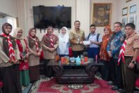 Kepala Disdikbud Padang, Yopi Krislova melepas dua siswa SMPN 1 Padang mengikuti Olimpiade Matematika Tingkat Nasional di Jakarta. (Foto: FB Diskominfo Padang)